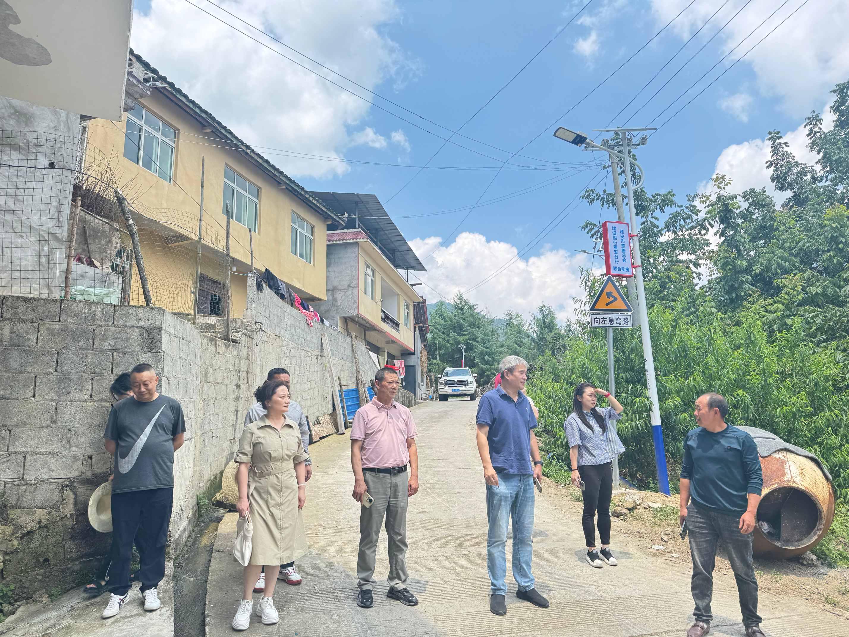 2025年7月15日，市民政局副局长张云涛、市慈善总会常务副会长熊福建一行调研汉源县永利乡路灯慈善项目。(1).jpg